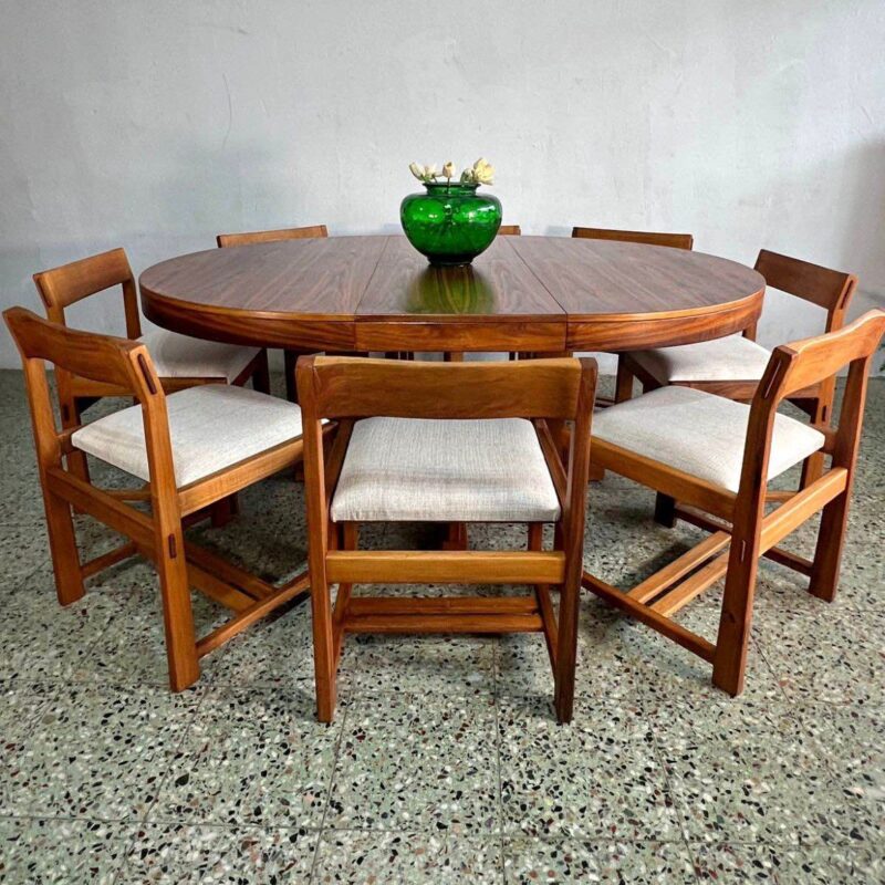 Torrente Extendable Table and 8 chairs